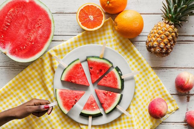 rodajas de sandia y fruta